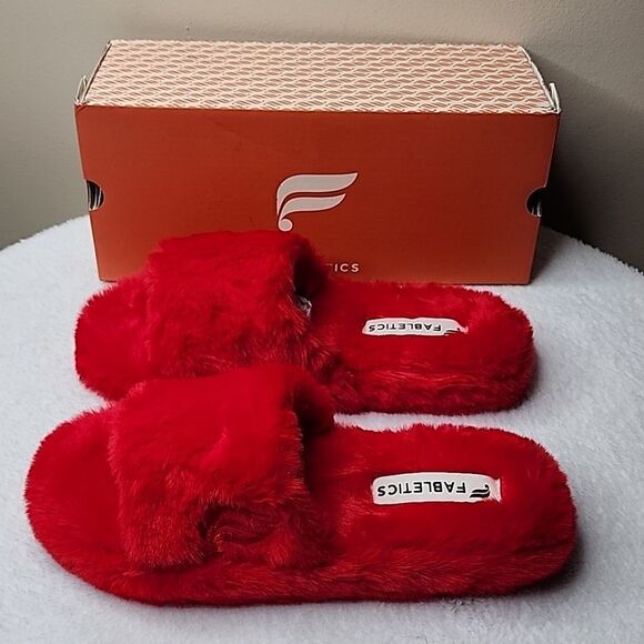 NIB Fabletics Slip On Fur Slippers - Cherry - Size 8 - Picture 4 of 8
